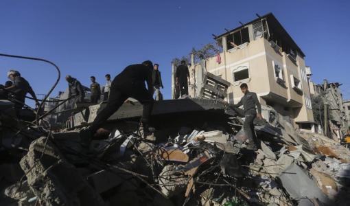 فلسطينيون يبحثون عن الأحياء تحت الأنقاض في رفح في غزة 3 كانون الأول 2023 | المصدر: "أسوشيتد برس"