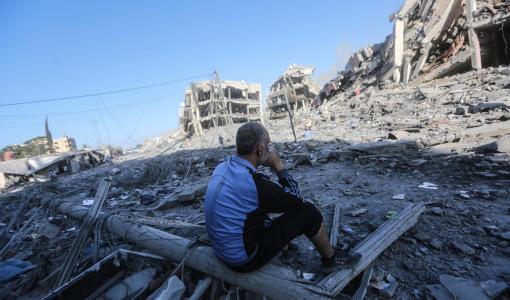 فلسطيني يجلس وسط آثار الدمار بعد غارة إسرائيلية على مدينة الزهرة قرب خانيونس جنوبي قطاع غزة | وكالة الأنباء الألمانية