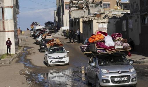 فلسطينيون يفرون من العدوان الإسرائيلي على وسط قطاع غزة ويتجهون جنوبا عبر دير البلح 6/01/2023 | المصدر: وكالة الصحافة الفرنسية