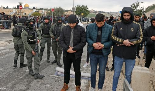 مصلون يؤدون صلاة الجمعة خارج باحات المسجد الأقصى المبارك 26/1/2024 | المصدر: وكالة "وفا" الفلسطينية