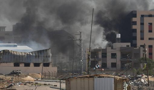 دخان متصاعد خلال المعارك التي تخوضها المقاومة مع الاحتلال في خانيونس | المصدر: رويترز