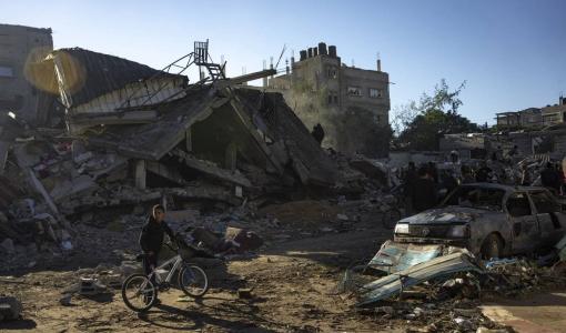 أنقاض مبنى سكني دمرته غارة جوية إسرائيلية على رفح في جنوب قطاع غزة | المصدر: أسوشييتد برس