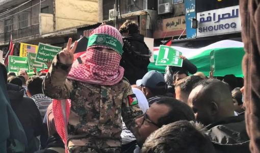 طفل أردني يرتدي زي أبو عبيدة ويرفع شارة النصر من مسيرة وسط البلد لدعم غزة ومقاومتها 5/1/2024