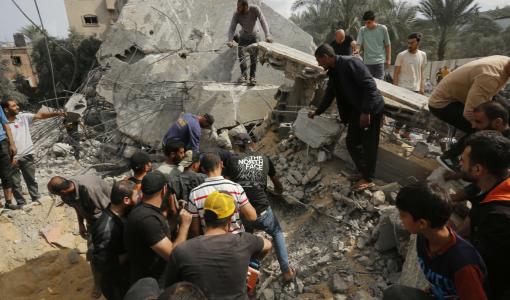 أهالي في غزة يحاولون إخراج المصابين والجثث من تحت الأنقاض إثر قصف الاحتلال الإسرائيلي | المصدر: الأناضول