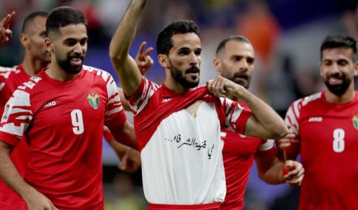 اللاعب محمود مرضي يحتفل بتسجيل هدف في مرمى ماليزيا بعبارة: هي قضية الشرفاء 15/1/2024 | المصدر: الاتحاد الأردني لكرة القدم
