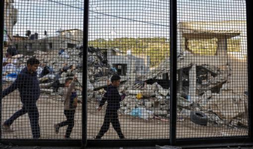 أطفال يسيرون قرب الأنقاض التي تسببت بها غارات الاحتلال الإسرائيلي على مخيم نور شمس في طولكرم | المصدر: وكالة الأنباء الفرنسية