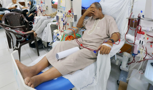 مريض كلى من قطاع غزة خلال جلسة الغسيل | أرشيفية