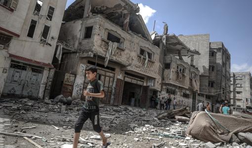 طفل غزي يسير بين الركام إثر قصف الاحتلال | المصدر: GettyImages