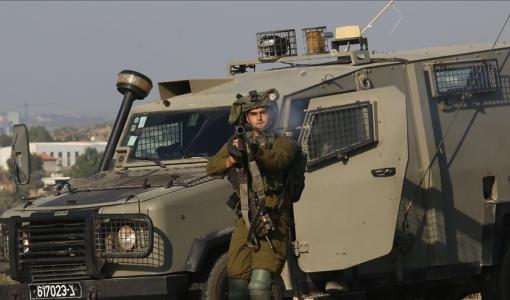 أحد جنود الاحتلال يطلق القنابل خلال اقتحام سابق في الضفة الغربية المحتلة | الأناضول
