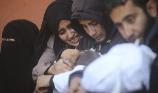 فلسطينيون يحتضنون أطفال شهداء خارج مشرحة في خانيونس 7/01/2024 | المصدر: أسوشييتد برس