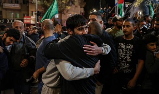 خلال استقبال الأسرى الفلسطينيين الذين أفرج عنهم في صفقة تبادل بين حماس والاحتلال 26/11/2023 | المصدر: وكالة الأنباء الفرنسية