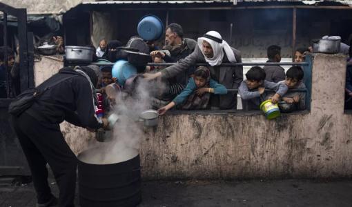 فلسطينيون يصطفون للحصول على الطعام في رفح 16/2/2024 | المصدر: يورونيوز