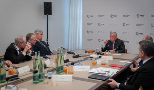 الملك عبد الله الثاني خلال لقاء مع أعضاء من مجلس الشيوخ الأمريكي على هامش مؤتمر ميونخ للأمن في ألمانيا 17/2/2024 | المصدر: وكالة الأنباء الأردنية