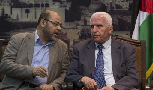 عزام الأحمد وموسى أبو مرزوق في لقاء في غزة عام 2014 | المصدر: GETTY IMAGES