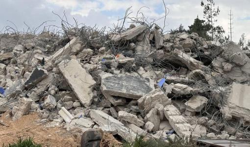 ركام المنزل الذي هدمه الاحتلال في بلدة بيت حنينا بالقدس المحتلة 20/2/2024 | المصدر: العاصمة