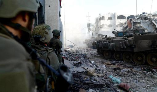 بعض جنود من جيش الاحتلال الإسرائيلي يقفون قرب دبابة لهم خلال العملية البرية في غزة