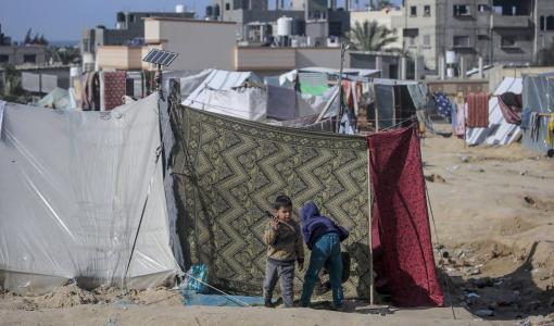 أطفال فلسطينيون نزحوا مع عائلاتهم من شمال قطاع غزة إلى دير البلح 1/2/2024 | المصدر: وكالة الأنباء الفرنسية