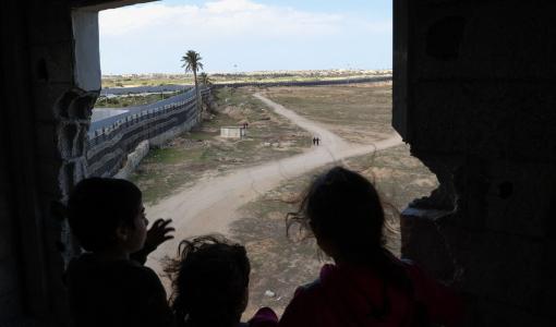 أطفال فلسطينيون نازحون في رفح، جنوب قطاع غزة، يحتمون على الحدود مع مصر | المصدر: رويترز