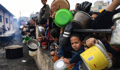 أطفال في رفح بجنوب قطاع غزة ينتظرون الحصول على طعام | المصدر: وكالة الأنباء الفرنسية