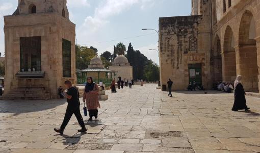 فلسطينيون في ساحات المسجد الأقصى | المصدر: إندبندنت عربية