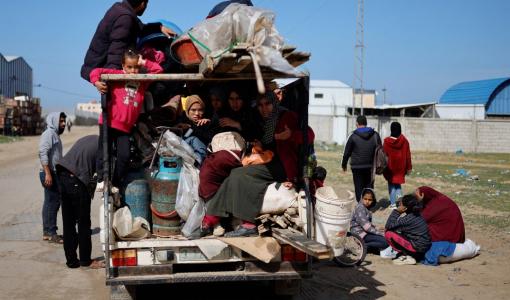 نازحون في غزة يصلون إلى رفح بعد إجلائهم من مستشفى ناصر في خانيونس | المصدر: رويترز
