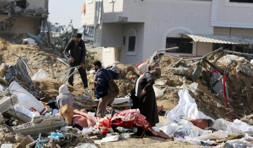 فلسطينيون في غزة يتفقدون أنقاض بيتهم بعد أن قصفه الاحتلال | المصدر: getty images