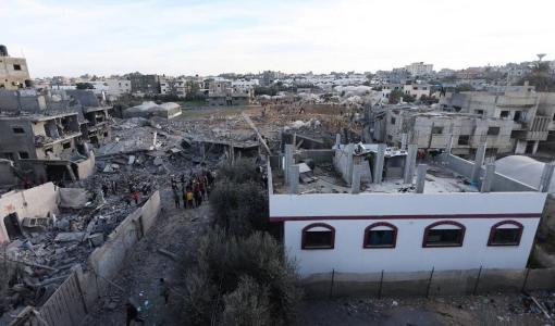 فلسطينيون في غزة يتفقدون الأنقاض بعد غارة للاحتلال الإسرائيلي على رفح جنوب غزة 12/2/2024 | المصدر: رويترز