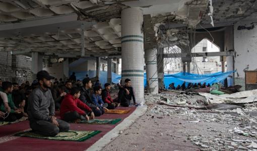 فلسطينيون يؤدون صلاة الجمعة في مسجد الهدى برفح الذي قصفه جيش الاحتلال الإسرائيلي 23/2/2024 | المصدر: الوكالة الأوروبية للصور الصحفية