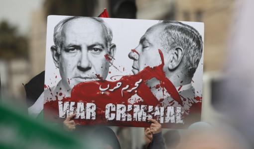 لافتة رفعت في المسيرة الاحتجاجية في محيط السفارة الأمريكية في عمّان 23/2/2024