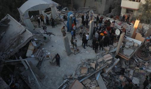 آثار قصف الاحتلال الإسرائيلي على مدينة دير البلح وسط قطاع غزة | المصدر: وكالة الأنباء الألمانية