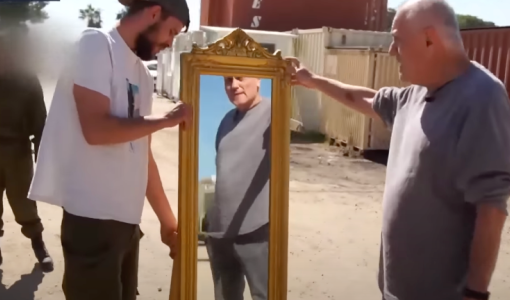 جنود إسرائيليون يعرضون مرآة سرقوها من غزة على محطة الإذاعة الإسرائيلية العامة