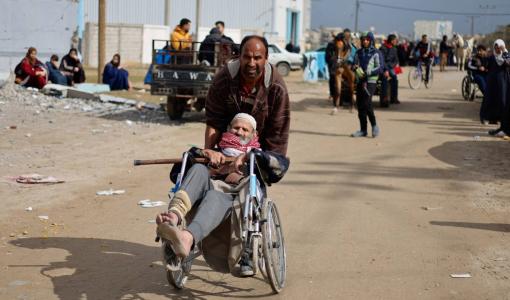 رجل مسن نازح يصل إلى رفح على كرسي متحرك بعد إجلائه من مستشفى ناصر في خانيونس بسبب العملية البرية للاحتلال الإسرائيلي | المصدر: رويترز