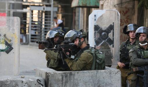جنود الاحتلال يصوبون أسلحتهم تجاه فلسطينيين خلال اقتحام سابق لجنين | المصدر: قدس برس