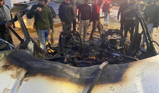 آثار الدمار التي طالت المركبة إثر استهدافها بقصف طائرة مسيّرة للاحتلال في جنين 20/3/2024 |المصدر: وكالة وفا الفلسطينية