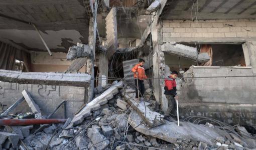 طفلان من غزة في مبنى تعرض لقصف إسرائيلي في رفح بجنوب قطاع غزة | المصدر: وكالة الأنباء الفرنسية