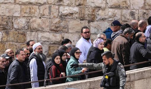 أحد أفراد شرطة الاحتلال الإسرائيلي يقيد مرور المصلين الذين يريدون أداء صلاة الجمعة في المسجد الأقصى عبر نقطة تفتيش بالقرب من باب الأسباط | المصدر: الشرق الأوسط