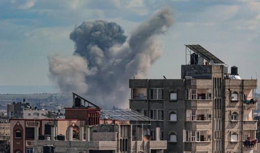 دخان متصاعد في إحدى مناطق خانيونس جنوب قطاع غزة بعد قصف الاحتلال الإسرائيلي | المصدر: وكالة الأنباء الفرنسية