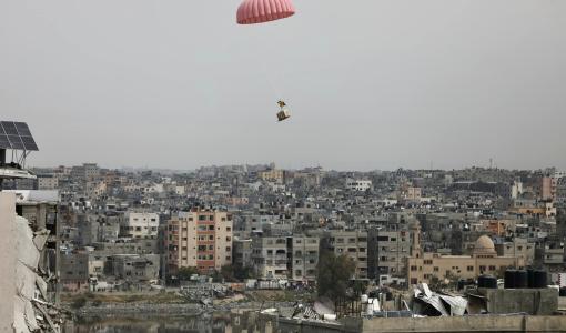 صورة أرشيفية لمظلية مساعدات خلال إنزال جوي على غزة