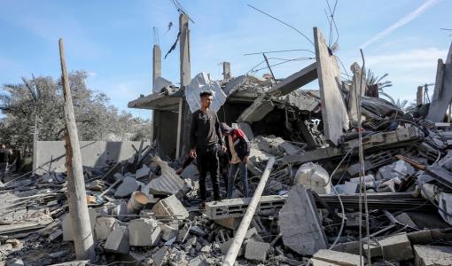 أنقاض مبنى دمرته غارات الاحتلال الإسرائيلي على غزة | المصدر: الأناضول