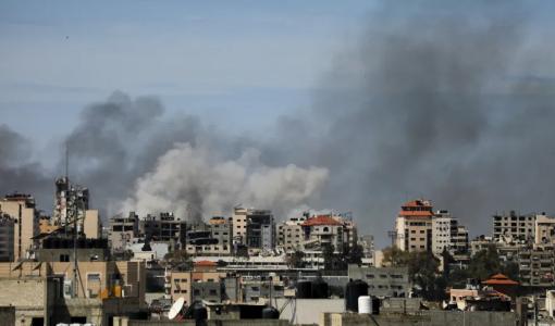 دخان متصاعد خلال غارات الاحتلال الإسرائيلي على مجمع الشفاء الطبي ومحيطه في مدينة غزة 20/3/2024 | المصدر: رويترز