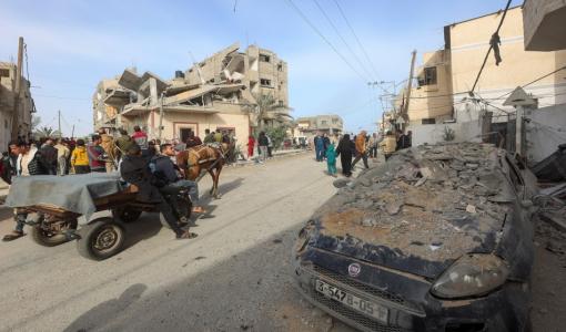 فلسطينيون قرب موقع تعرض لضربة من الاحتلال الإسرائيلي في رفح جنوبي قطاع غزة | المصدر: رويترز