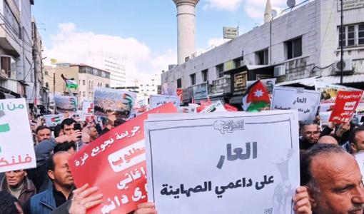 مشارك في مسيرة سابقة لدعم غزة في وسط البلد يرفع لافتة: &quot;العار على داعمي الصهاينة&quot; 8/3/2024 | المصدر:  شباب لأجل القدس - الأردن