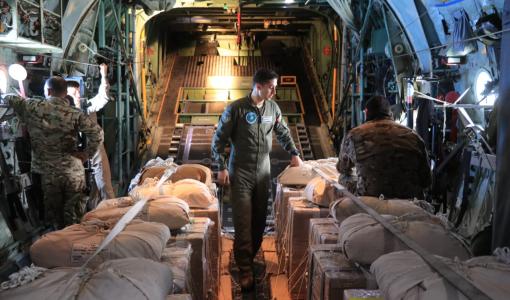 أحد مرتبات القوات المسلحة الأردنية خلال تنفيذ إنزال جوي على غزة 15/3/2024 | المصدر: رئاسة الوزراء الأردنية