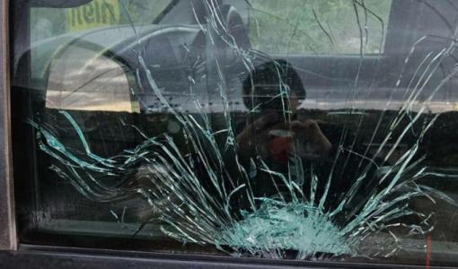 آثار إطلاق نار صوب حافلة للمستوطنين قرب بلدة دير ابزيع قضاء رام الله 22/3/2024 | المصدر: فلسطين بوست