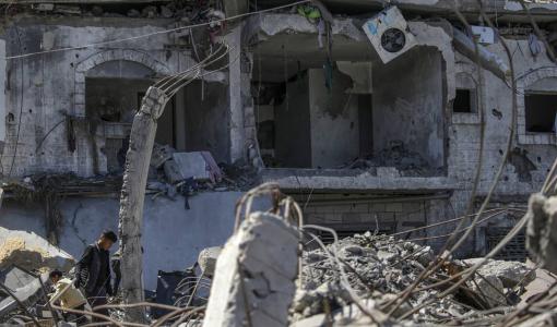 أنقاض بنايات دمرتها غارات الاحتلال على قطاع غزة | المصدر: وكالة الأنباء الفرنسية