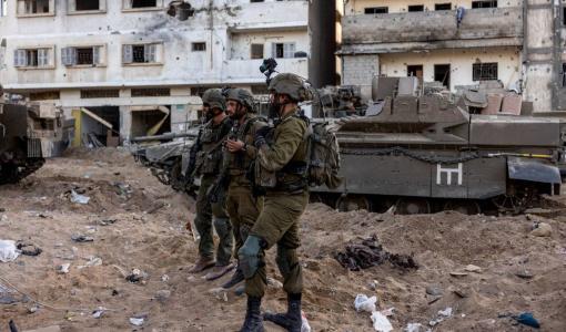 جنود من جيش الاحتلال الإسرائيلي يقفون قرب إحدى آلياتهم على آثار الدمار الذي تسببوا به في غزة | المصدر: رويترز