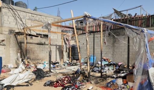 آثار الدمار إثر قصف الاحتلال في منطقة المواصي بخانيونس جنوبي قطاع غزة | المصدر: فلسطين بوست