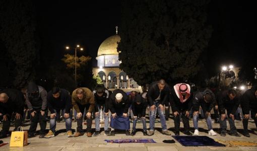 مصلون يؤدون صلاة التراويح في المسجد الأقصى مع تضييقات الاحتلال 10/3/2024 | المصدر: شبكة القدس الإخبارية