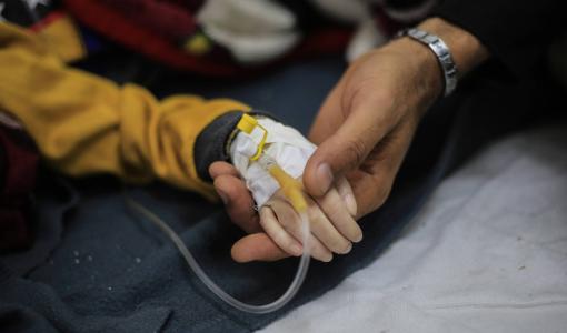 يد الطفل الفلسطيني يزن الكفارنة الذي استشهد من الجوع والجفاف في رفح | المصدر: وكالة الأنباء الألمانية