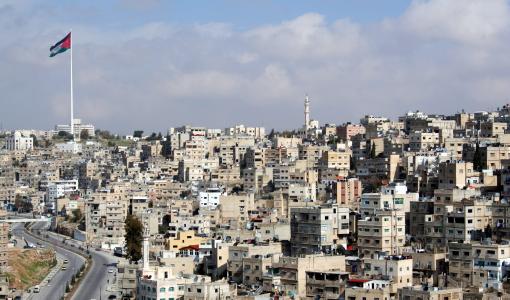 مباني في مدينة عمان مع سارية علم الأردن